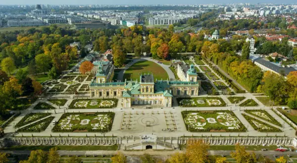 Pałac w Wilanowie z barokowymi ogrodami to wspaniałe darmowe atrakcje Warszawa. Jesienne barwy drzew dodają uroku temu miejscu.