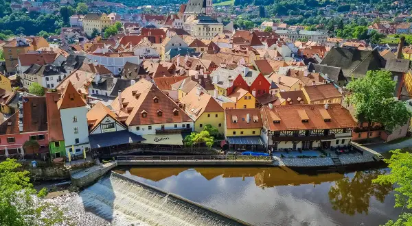 Malerische Altstadt mit roten Dächern und Fluss, ein echter Geheimtipp Tschechien Urlaub.