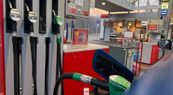 Dylemat kierowcy: ropa to benzyna czy diesel? Dostępne dystrybutory paliwa na stacji benzynowej.