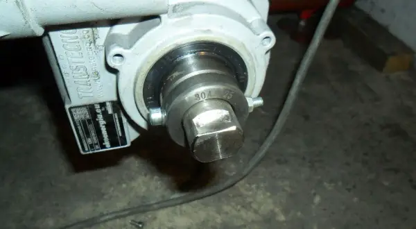Uszkodzona zawleczka w piecu z podajnikiem. Widoczny element mechanizmu z numerem 30A 25.
