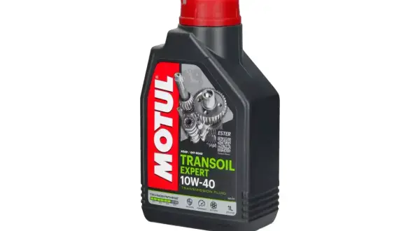 Czarna butelka oleju Motul Transoil Expert 10W-40 z czerwonym korkiem.