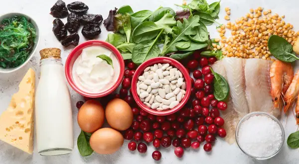 Alimenti ricchi di iodio: alghe, pesce, latticini, uova, prugne.