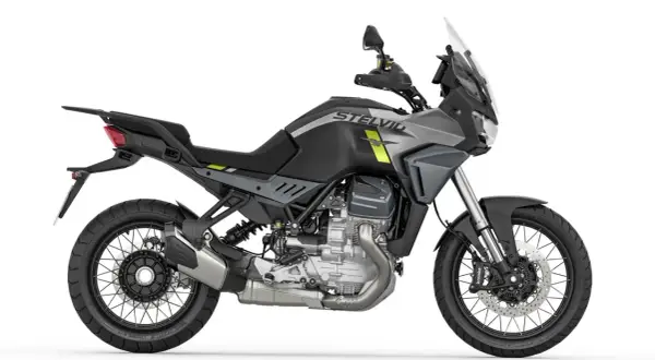 Nowy motocykl Moto Guzzi Stelvio w szarym malowaniu, gotowy na przygodę.