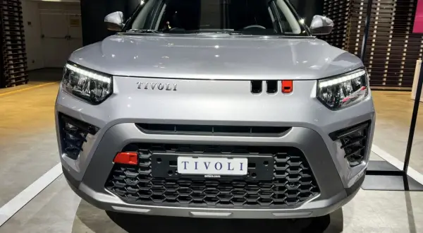 Srebrny SsangYong Tivoli z czerwonymi akcentami na grillu i zderzaku. Nowy model z nowoczesnymi światłami LED.