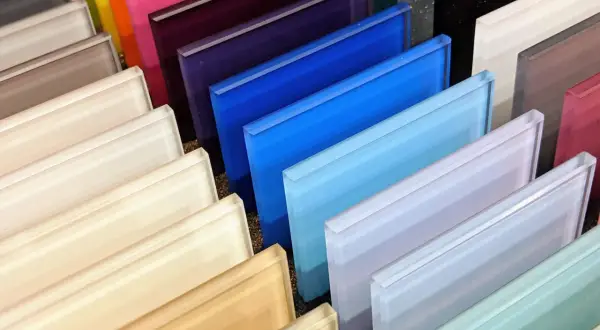 Campione di vetri colorati, con sfumature che vanno dal bianco al blu intenso, dimostrano la varietà della verniciatura vetro.
