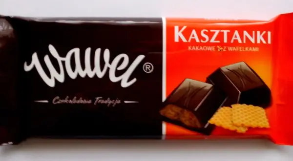 Opakowanie Wawel Kasztanki kakaowe z wafelkami, z widocznymi dwoma czekoladkami i wafelkami.