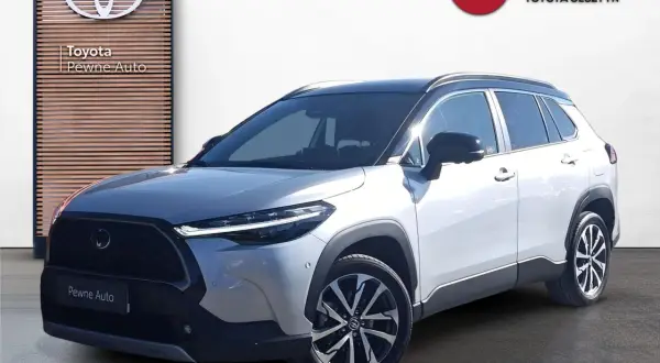 Srebrny Toyota Corolla Cross na jazdach testowych przed salonem Mir-Wit Toyota Olsztyn.
