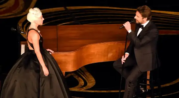 Lady Gaga w czarnej, obszernej sukni i Bradley Cooper w smokingu wykonują piosenkę przy fortepianie. Ich występ to nie jest shallow tekst, lecz głębokie emocje.