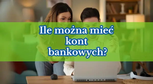 Para dyskutuje, ile można mieć kont bankowych, przeglądając informacje na laptopie.