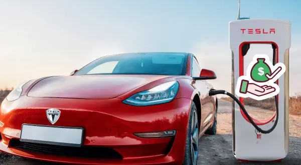 Czerwona Tesla podłączona do ładowarki. Ikona symbolizująca oszczędność pieniędzy przy ładowaniu. Sprawdź, ile kosztuje naładowanie Tesli.