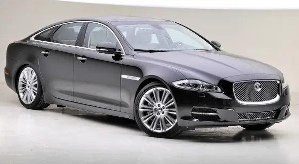Elegancki, czarny Jaguar XJ. Czy jaguar to dobre auto? Ten model z pewnością budzi podziw swoim wyglądem i luksusem.