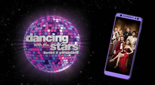 Kula dyskotekowa z napisem "Dancing with the stars" i zdjęcie uczestników na ekranie telefonu.