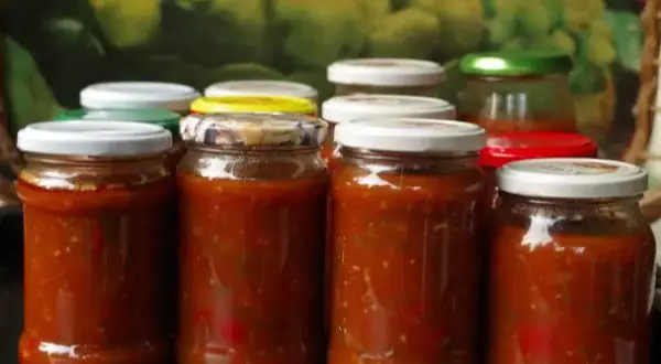 Domowy sos do spaghetti w słoikach: Jak zamknąć smak lata na zimę?