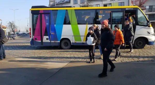 Kolorowy autobus A53 do Kalwarii Zebrzydowskiej, ludzie wysiadają.