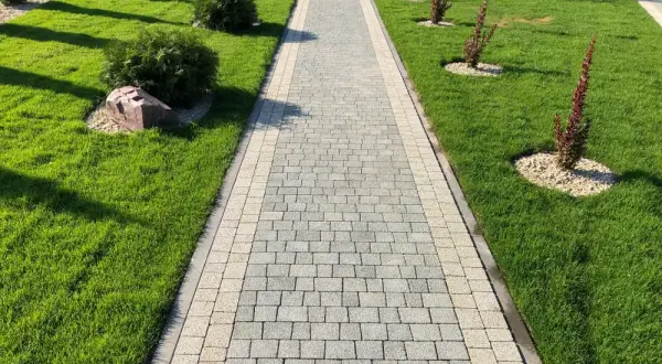 Idealna szerokość chodnika z kostki? Przepisy i praktyczne wymiary