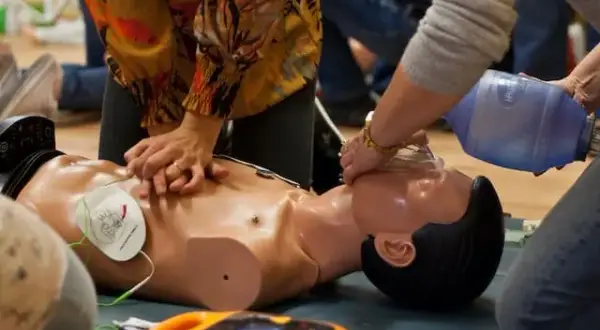 Kto musi przejść szkolenie z pierwszej pomocy? Obowiązki i wyjątki