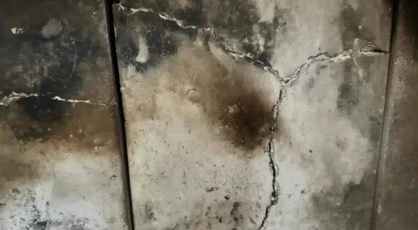 Risse im Kamin zeigen, dass man einen Ofen ohne Schamottstein heizen kann, aber mit Vorsicht.