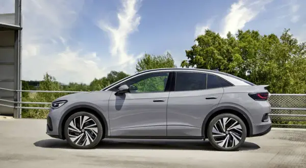 El Volkswagen ID.4, con su diseño aerodinámico, promete una gran **autonomía** para tus viajes.