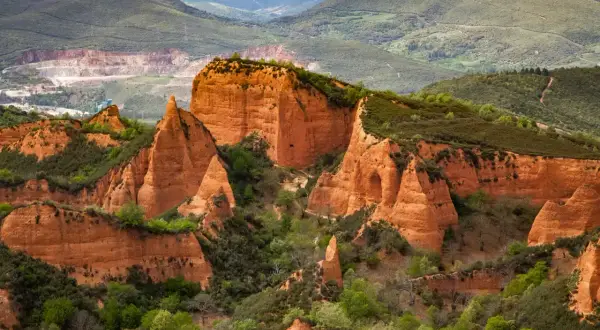 Impresionantes paisajes de España, con formaciones rocosas rojizas y vegetación verde, que recuerdan a un paisaje lunar.