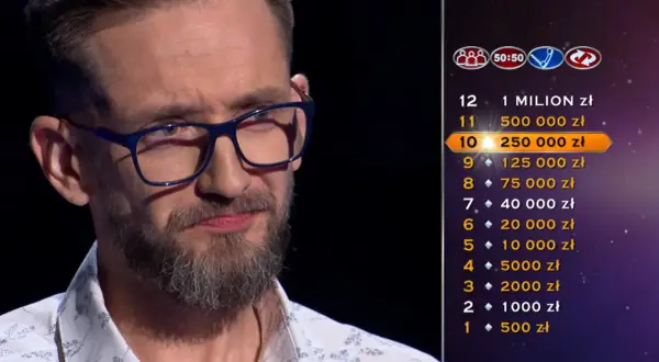 Mężczyzna w okularach na tle drabinki z nagrodami. Wyobraź sobie najgorsze historie osób, które zgubiły zwycięski kupon wart miliony euro.
