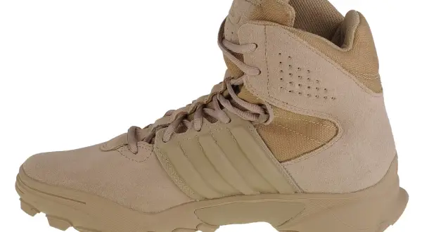 Beżowy but taktyczny adidas GSG 9.3, idealny na trudny teren.
