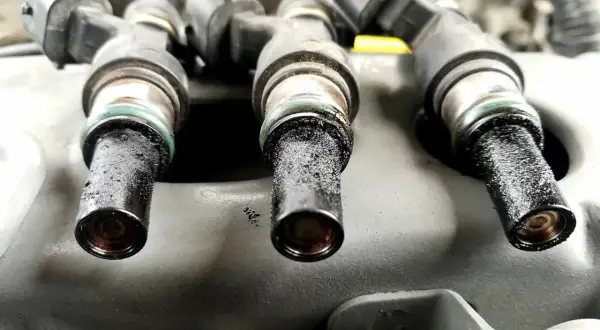 Brudne wtryski LPG, objawy uszkodzonego elektrozaworu LPG widoczne na końcówkach.