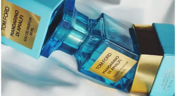 Błękitne pudełko i szklana butelka perfum Tom Ford Mandarino di Amalfi, emanujące świeżością włoskiego wybrzeża.