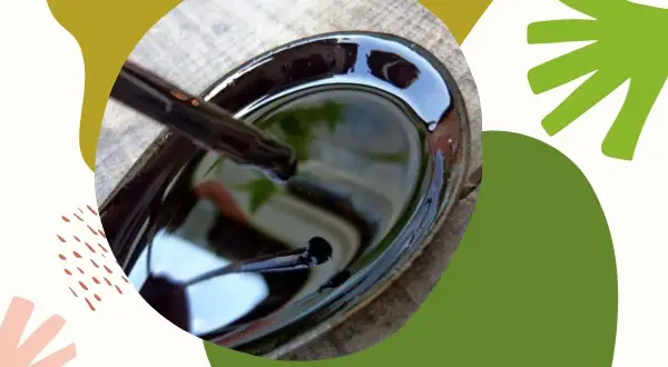 Ciemna, gęsta ciecz w łyżce – to właśnie dziegieć. Co to jest? Naturalny produkt o wielu zastosowaniach.