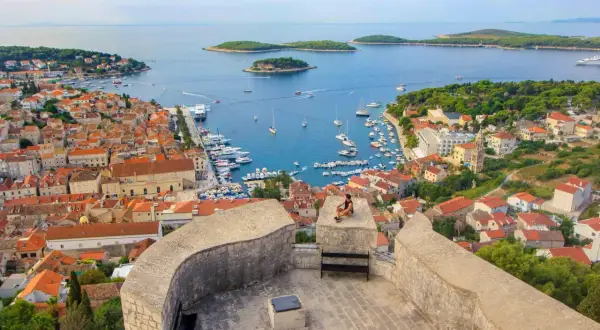 Vue panoramique de Hvar, Croatie. Que faire à Hvar ? Explorer la ville, le port et les îles environnantes depuis cette forteresse.
