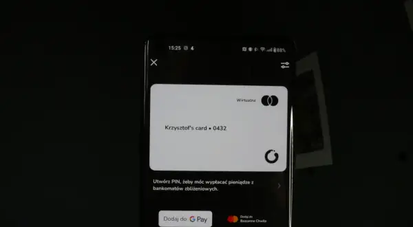 Jak dodać kartę do Google Pay? Na ekranie telefonu widzisz wirtualną kartę Krzysztofa i opcję dodania jej do Google Pay.