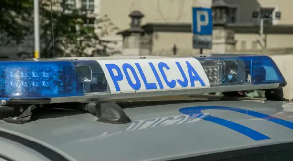 Niebieskie światła policyjne i napis "POLICJA" na dachu radiowozu. Uważaj na przegląd, bo możesz dostać mandat.
