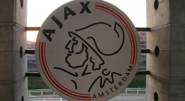 Herb Ajaxu, słynnego klubu piłkarskiego z Amsterdamu, dumnie wisi nad przejściem.