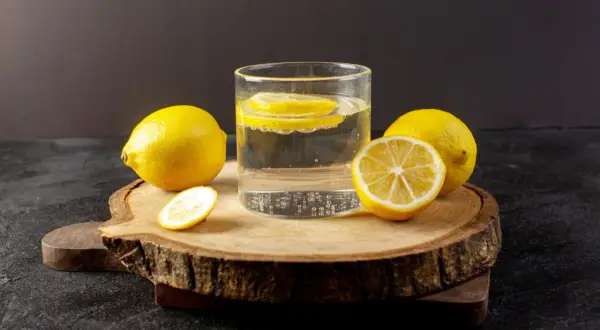 Erfrischendes Wasser mit Zitronenscheiben. Wo sind Elektrolyte drin? In Zitronenwasser für eine natürliche Erfrischung.