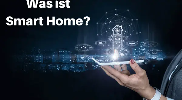 Eine Hand hält ein Smartphone, das ein Netzwerk von Symbolen für intelligentes Wohnen über einer Stadt bei Nacht zeigt.