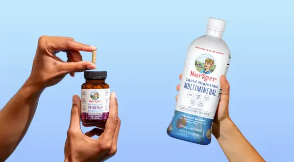Händer håller en burk med Mary Ruth's Probiotic Prenatal och en flaska med Liquid Nighttime Multimineral. Perfekt för dig som är gravid och söker blutsaft.