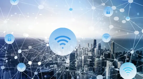 Sieć połączeń z ikonami Wi-Fi i kłódki nad panoramą miasta.