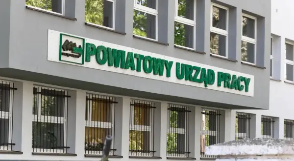Powiatowy Urząd Pracy, miejsce, gdzie bezrobotny szuka wsparcia i nowych możliwości.