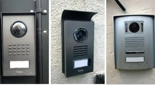 Trois visiophones Extel anciens modèles, avec caméras et claviers, installés sur des façades.