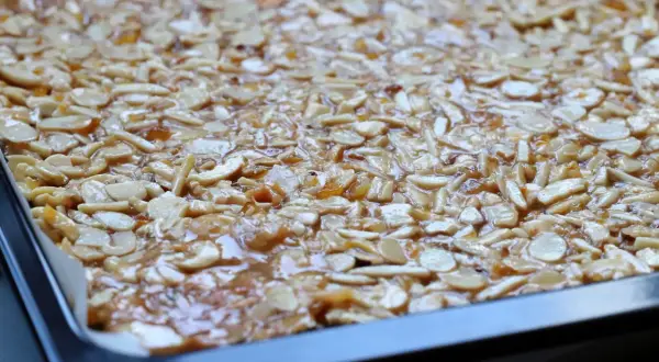Florentiner-Rezept: knusprige Mandelsplitter in Karamell auf einem Blech. Ein süßer Genuss!