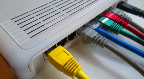 Router z wieloma kolorowymi kablami Ethernet, gotowy do połączenia z siecią PPPoE.