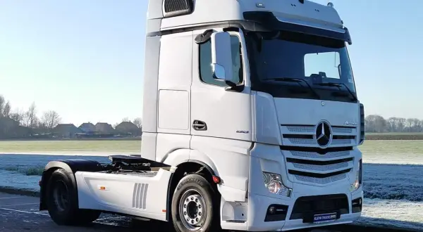 Un camion européen blanc, prêt pour de longues routes.
