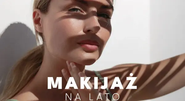 Kobieta z delikatnym makijażem na lato, oświetlona słońcem. Cienie liści tworzą na jej twarzy letni wzór.