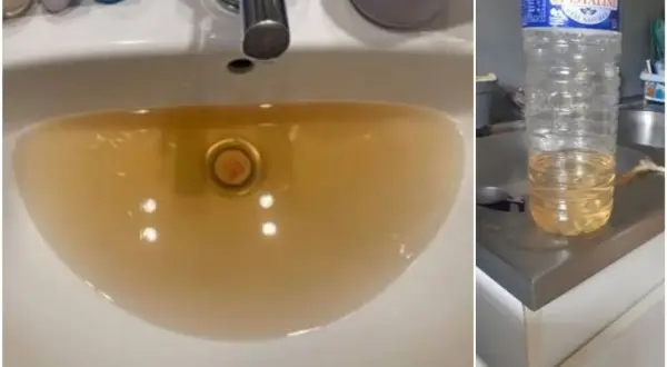 Évier rempli d'eau trouble et bouteille d'eau en plastique avec un liquide jaune. La couleur de l'eau potable est loin d'être idéale.