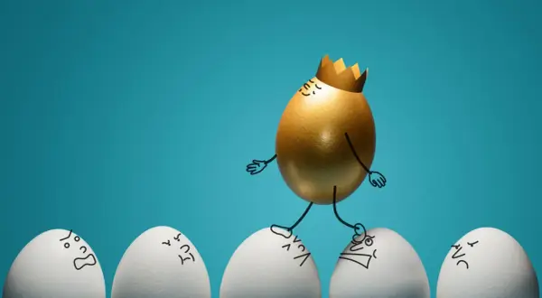 Guldägg med krona går över andra ägg med ansikten. Ett roligt sätt att illustrera ett narcissistiskt test.