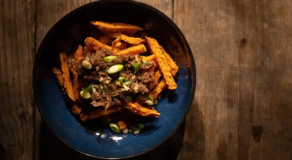 Frytki z czym? Odmień danie: sosy, loaded fries i warzywne hity!
