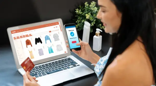 Mujer compra ropa online, confirma pago en su móvil. ¡Es legal vender sin stock si se gestiona bien!
