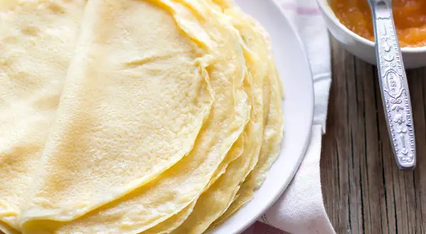 Piatto di crepes dorate, pronte per essere farcite. La ricetta crepes per 4 persone è facile e veloce.