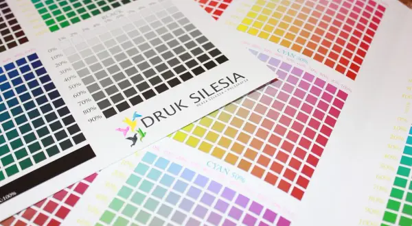 Kolorowe próbki druku i skale szarości. Logo "DRUK SILESIA" sugeruje, że to materiały do pracy w poligrafii.