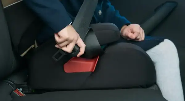 Od jakiego wieku podstawka samochodowa jest bezpieczna dla dziecka? Przepisy i porady