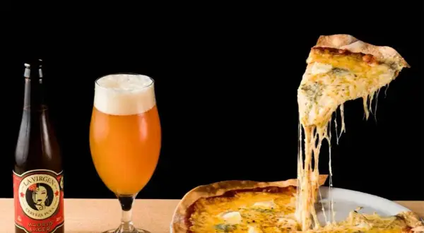 Deliciosa pizza de queso fundido y cerveza artesanal, ideal para disfrutar en restaurantes sin gluten Zaragoza.